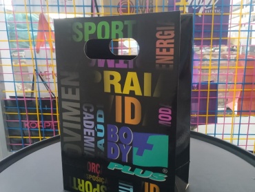 <p style="margin-bottom: 30px;"><span style="color: rgb(85, 85, 85); font-family: Lato, sans-serif;">A Sacola em papel Duplex ou Triplex é uma ótima opção para fazer a propaganda da sua empresa / loja.</span></p><p style="margin-bottom: 30px;"><span style="font-family: Lato, sans-serif;">Para os mais diversos seguimentos tais como:</span><span style="color: rgb(85, 85, 85); font-family: Lato, sans-serif;"><br></span></p><p style="margin-bottom: 30px; color: rgb(85, 85, 85); font-family: Lato, sans-serif;">Boutique, Loja de roupas Loja de calçado, loja de perfume e cosméticos, loja de lingerie, empório, loja de presente entre outros.</p><p style="margin-bottom: 30px; color: rgb(85, 85, 85); font-family: Lato, sans-serif;">Você pode personalizar o tamanho de acordo com a necessidade </p><p style="margin-bottom: 30px; color: rgb(85, 85, 85); font-family: Lato, sans-serif;">A impressão pode ser feita utilizando Pantones, Cromia (CMYK), Hot Stamping e etc.</p><div style="color: rgb(85, 85, 85); font-family: Lato, sans-serif;">Também temos uma vasta opção de acabamentos, brilho, fosco, relevo, corte especial e etc.</div><div style="color: rgb(85, 85, 85); font-family: Lato, sans-serif;"><br><div>Opções de alças, como:<br></div><div><span style="font-weight: bold;">Vazada</span></div><div><ul style="margin-right: 0px; margin-bottom: 30px; margin-left: 0px; padding: 0px;"><li style="margin: 0px; padding: 0px;"><span style="font-weight: bold;"><span style="vertical-align: super;"><a href="http://onzegraf.com.br/portfolios/sacola-plastica-personalizada-camiseta-alca-vazada-fita-boca-palhaco-cadeado-estilo-bolsa-em-papel-boutique-folha-de-seda-tag-/sacola-em-papel-kraft-com-alca-papel-torcido" style="color: rgb(68, 68, 68) !important;">Alça de Papel Torcido Kraft</a></span> </span>branco ou colorido</li><li style="margin: 0px; padding: 0px;"><span style="font-weight: bold; vertical-align: super;"><a href="http://onzegraf.com.br/portfolios/sacola-plastica-personalizada-camiseta-alca-vazada-fita-boca-palhaco-cadeado-estilo-bolsa-em-papel-boutique-folha-de-seda-tag-/sacola-personalizada-em-papel-com-alca-cordao-de-nylon" style="color: rgb(68, 68, 68) !important;">Alça Cordão de Nylon</a> </span>branco ou colorido</li><li style="margin: 0px; padding: 0px;"><span style="font-weight: bold; vertical-align: super;"><a href="http://onzegraf.com.br/portfolios/sacola-plastica-personalizada-camiseta-alca-vazada-fita-boca-palhaco-cadeado-estilo-bolsa-em-papel-boutique-folha-de-seda-tag-/sacola-em-papel-duplex-com-alca-gorgurao">Alça Gorgurão </a></span>branca ou colorida </li></ul></div><div>Até mesmo o ilhós pode ser colorido para combinar com a sua sacola.</div><div><hr></div><div><div style="color: rgb(91, 91, 91); font-family: " helvetica="" neue",="" helvetica,="" arial,="" sans-serif;"="">Faça seu orçamento através do WhatZapp: basta clicar nos links e ser direcionado!!!</div><div style="color: rgb(91, 91, 91); font-family: " helvetica="" neue",="" helvetica,="" arial,="" sans-serif;"=""><br></div><div style="color: rgb(91, 91, 91); font-family: " helvetica="" neue",="" helvetica,="" arial,="" sans-serif;"=""><div style="color: rgb(85, 85, 85); font-family: Lato, sans-serif;"><a href="https://api.whatsapp.com/send?phone=5515991326500&text=Ol%C3%A1%2C%20posso%20ajudar%20com%20qual%20produto%20de%20nosso%20site%3F" target="_blank">Karen    15 99132-6500</a></div><div style="color: rgb(85, 85, 85); font-family: Lato, sans-serif;"><a href="https://api.whatsapp.com/send?phone=5515991508282&text=Dani%20Onzegraf" target="_blank">Daniele 15 99150-8282</a></div><div style="color: rgb(85, 85, 85); font-family: Lato, sans-serif;"><a href="https://api.whatsapp.com/send?phone=5515981762411&text=Ol%C3%A1%2C%20posso%20ajudar%20com%20qual%20produto%20de%20nosso%20site%3F" target="_blank">Ricardo 15 98176-2411</a></div></div><div style="color: rgb(91, 91, 91); font-family: " helvetica="" neue",="" helvetica,="" arial,="" sans-serif;"="">ou pelo e-mail clicando em <a href="http://onzegraf.com.br/orcamento" target="_blank" style="text-decoration-line: underline; font-weight: bold; vertical-align: super;">Orçamento</a></div></div></div>